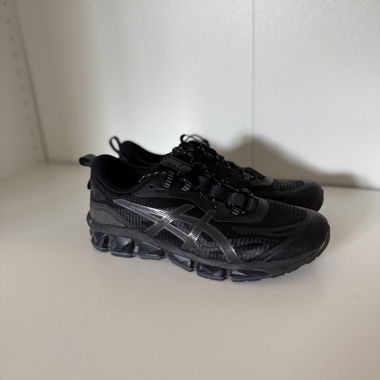 Schwarze Asics Sneaker
