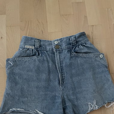 Light Jeans short cut off with cute buttons