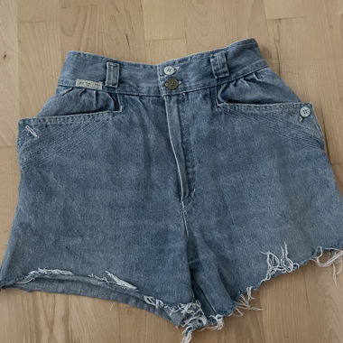 Light Jeans short cut off with cute buttons