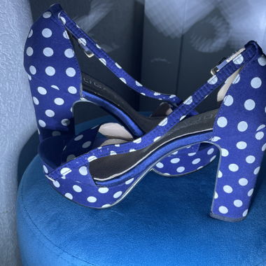 Sandales à talons bleu à pois 