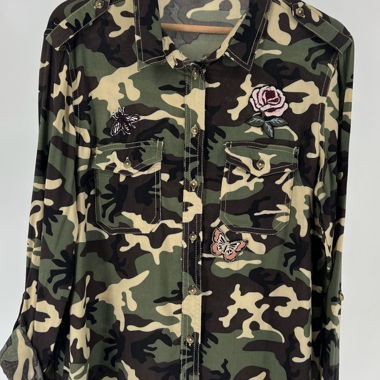 Chemise camouflage avec broderies