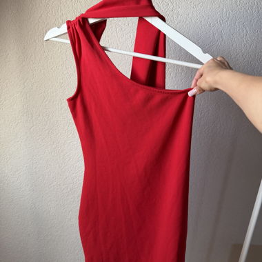 Robe rouge à une épaule NAKD avec écharpe