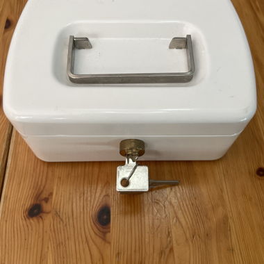 Caisse blanche avec 2 clefs