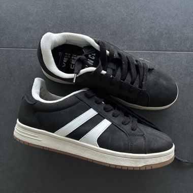 Schwarze Sneaker