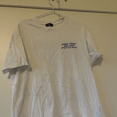 Weisses T-Shirt mit Schriftzug hinten