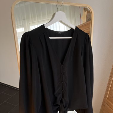 Schwarze Bluse Bindeknoten