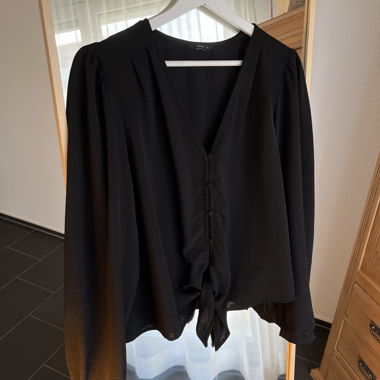 Schwarze Bluse Bindeknoten