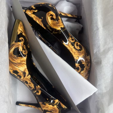 Versace-Pumps in Schwarz und Gold