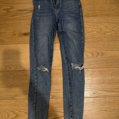 Dunkelblaue Skinny Jeans mit Rissen