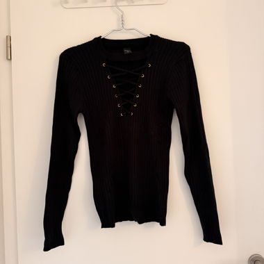 Maglione nero con lacci