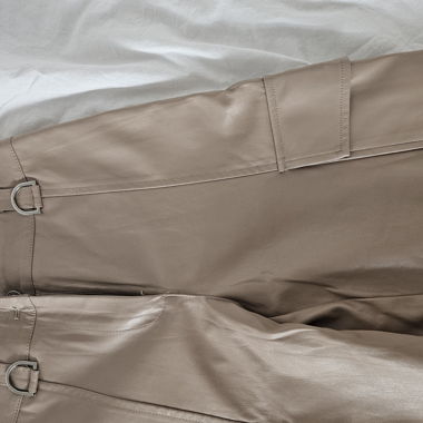 Pantaloni in ecopelle beige