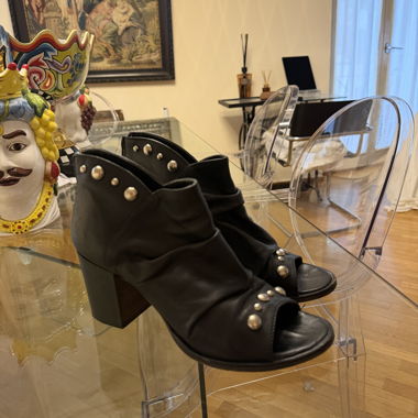 Sandali neri con tacco in pelle 