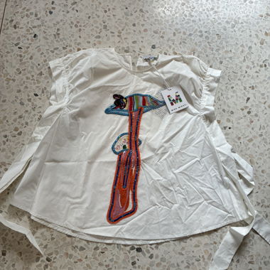 Weisse Bluse mit buntem Motiv