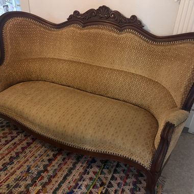 Antikes Sofa mit Holzrahmen