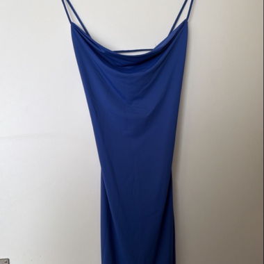 Abito blu con spalline sottili