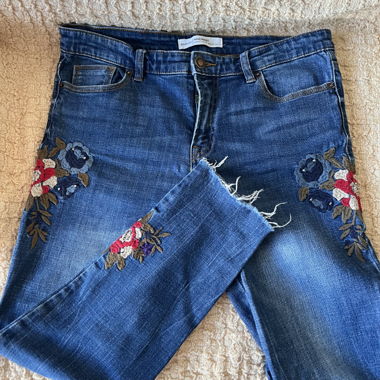 Jeans brodé à fleurs 