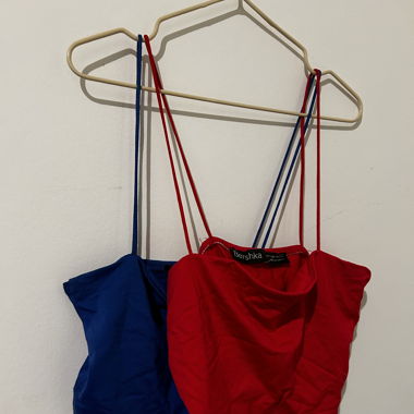 Ensemble de 2 crop tops.