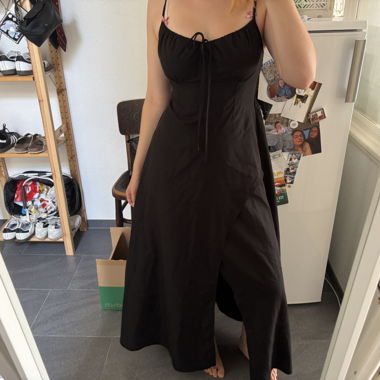 Schwarzes Spaghettitraeger-Kleid