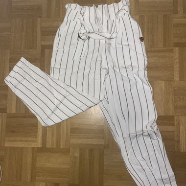 Gestreifte weiss-beige Hose mit Bund