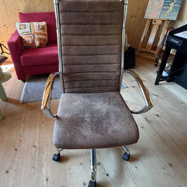 Swivel chair with armrests