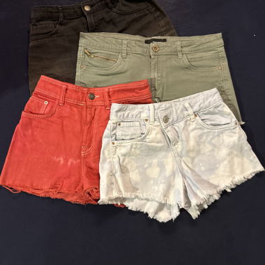 4 paia di pantaloncini di diverse taglie