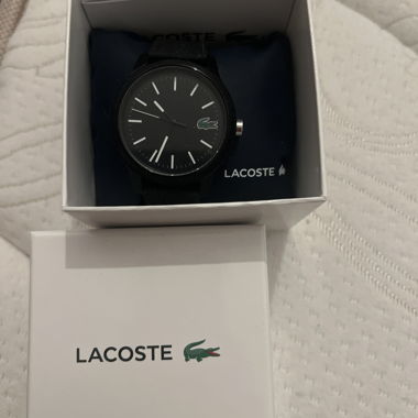 Schwarze Lacoste-Uhr