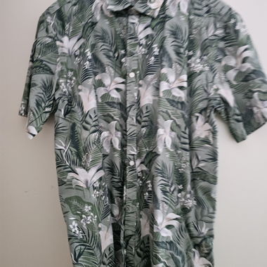 Camicia a maniche corte con motivo di foglie tropicali