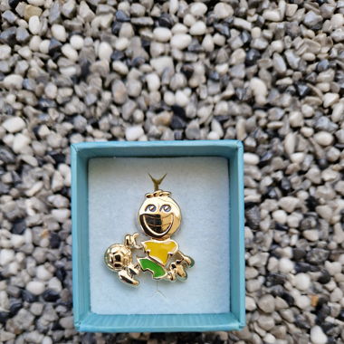 Pin de football "Garçon" par Pierre Lang, doré