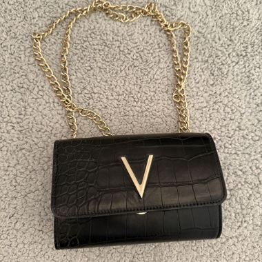 Kleine schwarze Clutch mit goldener Kette Valentino