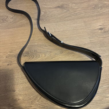 Borsa a tracolla nera a mezzaluna