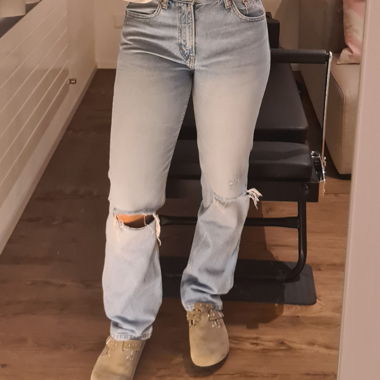 Jeans azzurro chiaro con strappi al ginocchio