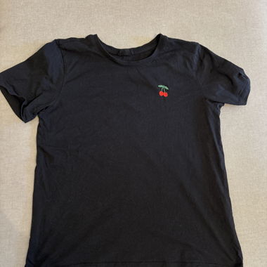 T-shirt noir aux cerises