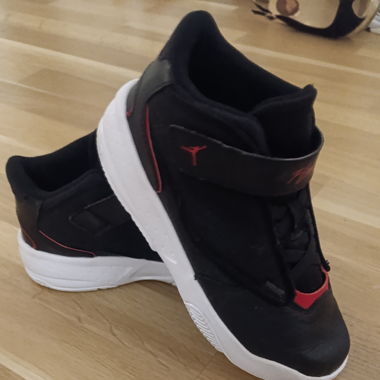 Air Jordan Max Aura 4s