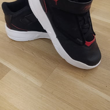 Air Jordan Max Aura 4s