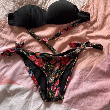 Ensemble bikini noir avec motif floral