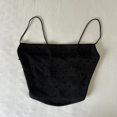 Top corto nero con perline