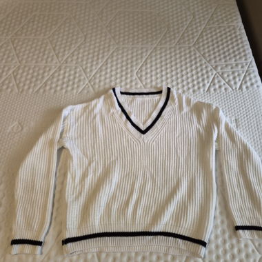 Maglione in maglia bianco con scollo a V
