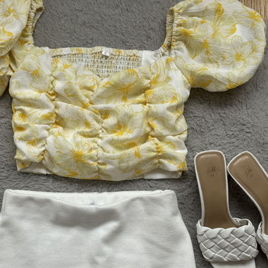 haut jaune à fleurs
