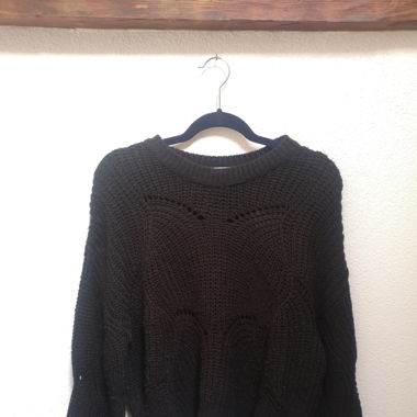 Schwarzer gemusterter Pullover