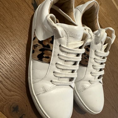 Weiße L.K. Bennett Sneakers mit Leo-Details