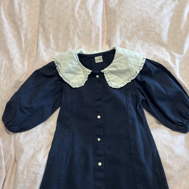 Dunkelblaues Kleid mit weissem Kragen 