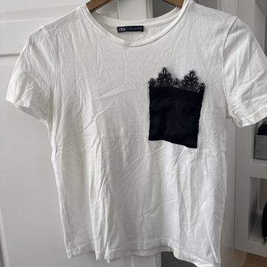 T-shirt blanc ZARA avec poche en dentelle
