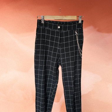 Pantalon à carreaux noir et blanc avec chainette
