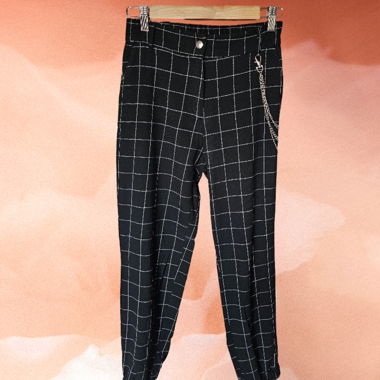 Pantalon à carreaux noir et blanc avec chainette