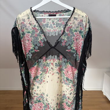 Oberteil mit Blumenmuster und Sheer-Fransen