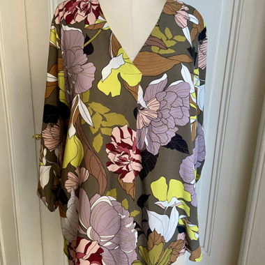 Blumenbluse mit V-Ausschnitt