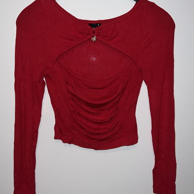 Rotes Top mit Öffnung an der Brust