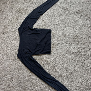 Schwarzes Langarm-Crop-Top 