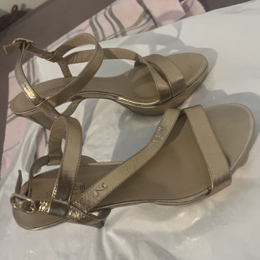 Goldene Riemchensandalen