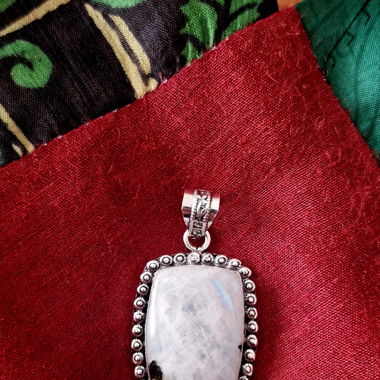 Pendentif en pierre de lune